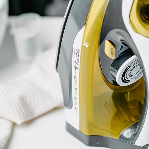 Żelazko ceramiczne 3000W z funkcją prasowania w pionie Camry 5029