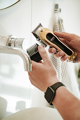 Strzyżarka do włosów z wyświetlaczem LED i 8 nasadkami Camry 2844