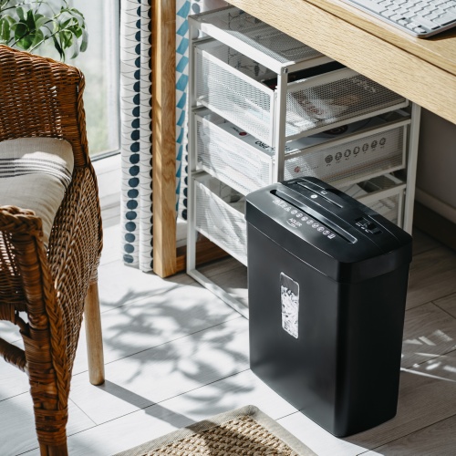 Niszczarka do dokumentów P-4 na 6 kartek z podajnikiem na CD Adler 1037