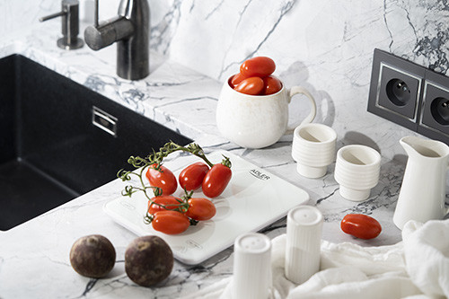 Waga kuchenna 10kg z ładowaniem USB i szklaną platformą Adler 3177