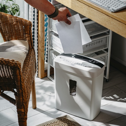 Niszczarka do dokumentów P-4 na 6 kartek z podajnikiem na CD Adler 1037