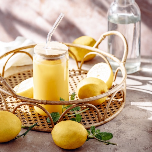 Szklany kubek z pokrywą i słomką 460 ml bambus Camry 4426