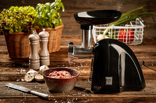 Maszynka do mięsa 1800W z 3 sitkami i wstecznym Adler 4811