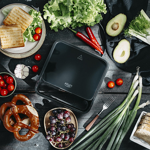 Opiekacz do kanapek i grill kontaktowy 2w1 z wymiennymi płytkami Adler 3070