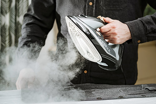 Adler 5038 – Żelazko z Funkcją Automatycznego Wyłączania i Prasowaniem w Pionie!